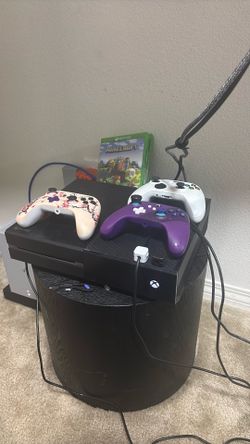 Xbox one, 4 controllers, 3 games