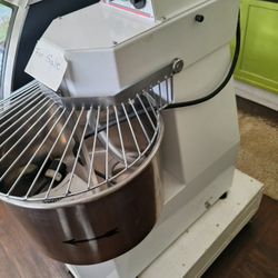 Spiral Dough Mixer- OMCAN - Avancini 40qt