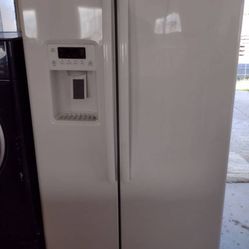 GE 25.1 Cu. Feet Side by Side Refrigerator 