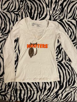 Hooters White Long Sleeve V-Neck Shirt