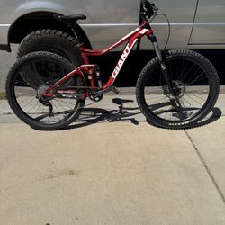 Giant Trance 3 medium trail bike with Giant's proven Maestro suspension design.