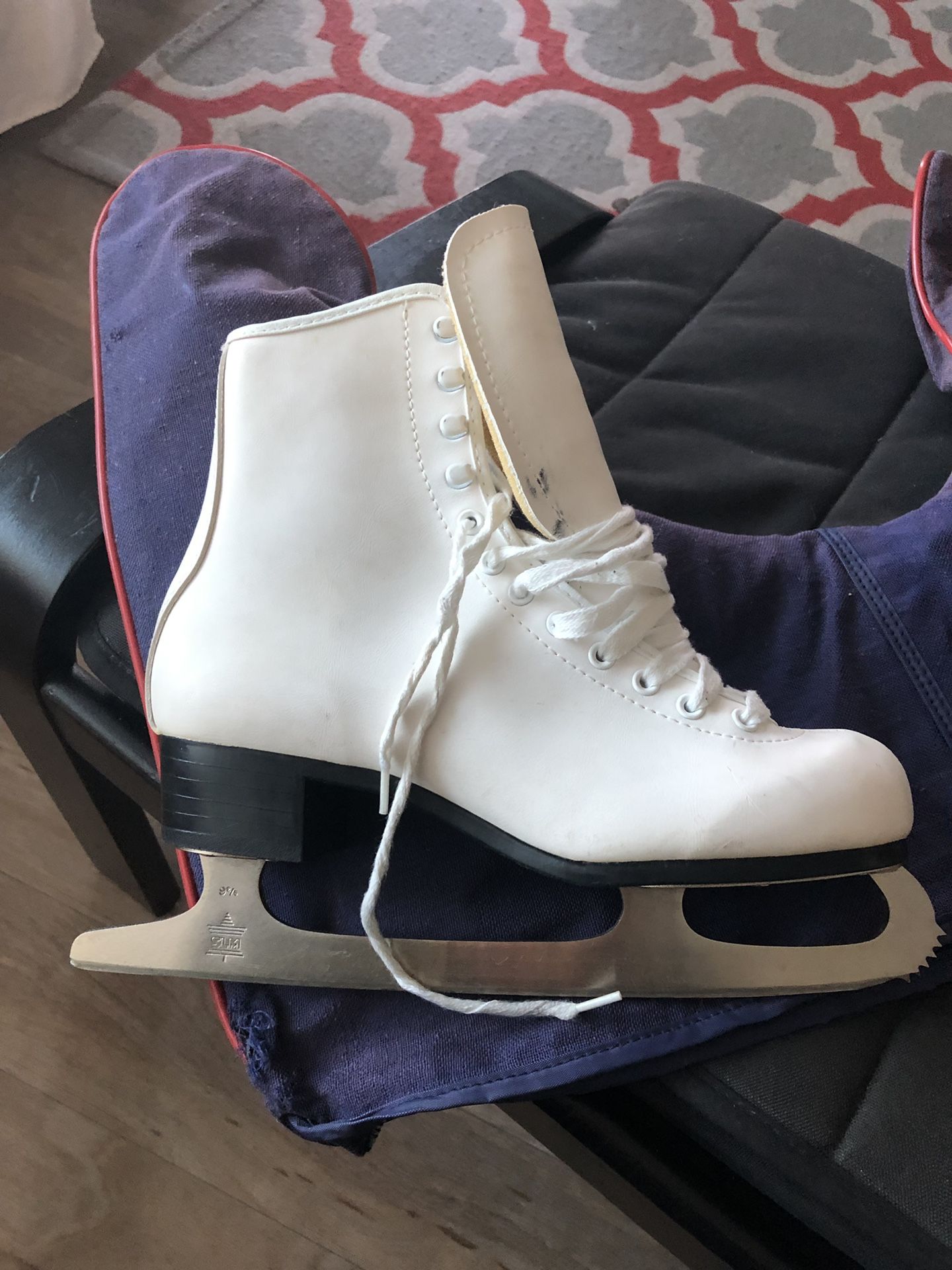 White Ice Skates Size 7 w vintage carrier