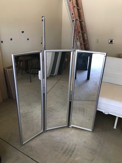 Hanging foldable mirror