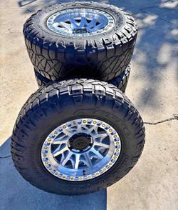 Vendo set de rines nuevos 17x9 de ancho de 6-139.7 lugs con llantas 315/70/R17 instacion y balance gratis