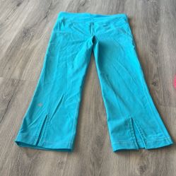 Lululemon vintage low rise blue Capri leggings size 6 