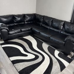 Fletcher Black Sectional Sofa - Great Deal! $630 OBO + Free Rug ✅