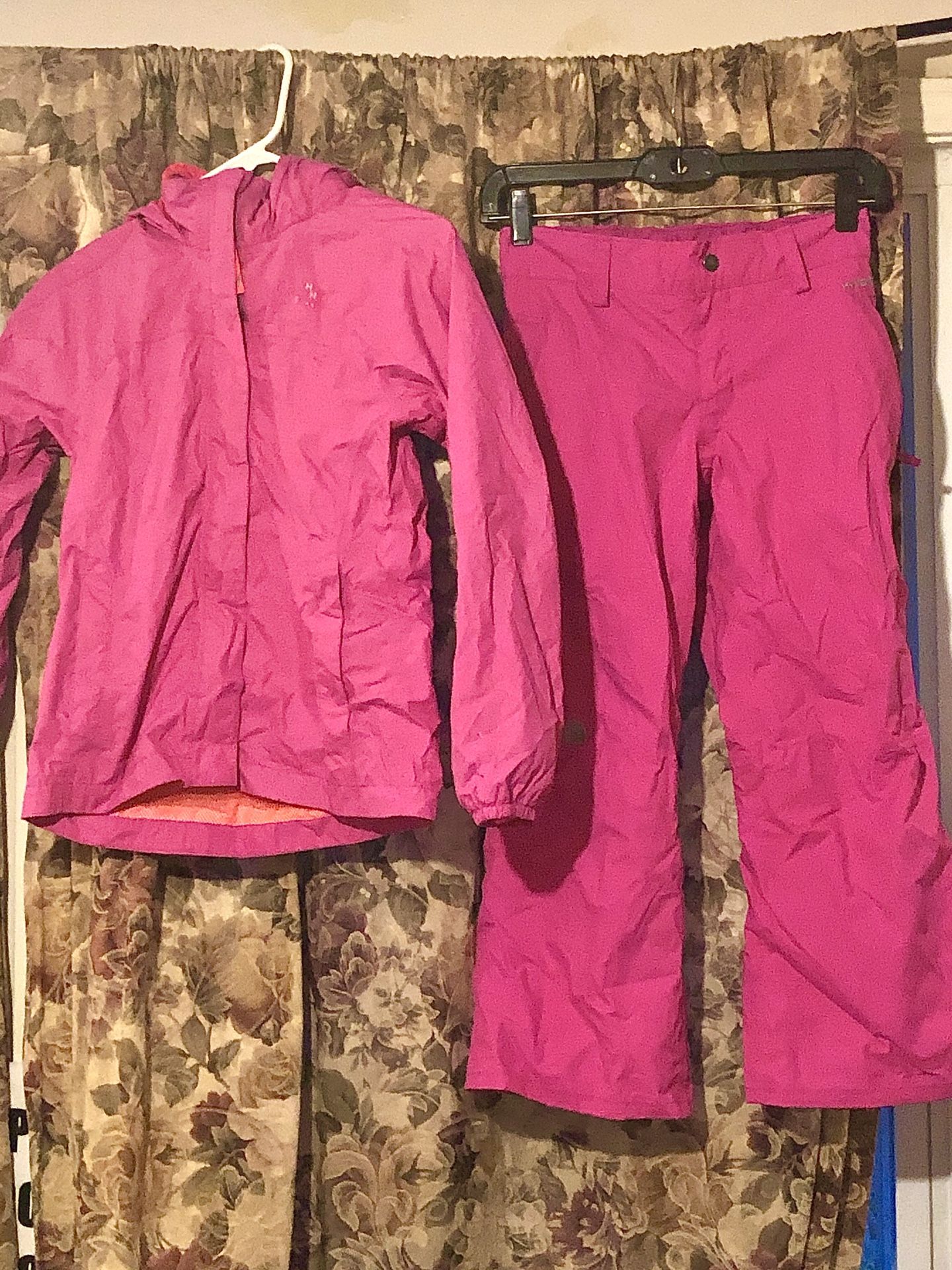 Girl’s the North Face Snow Pants and Windbreaker size 10/12