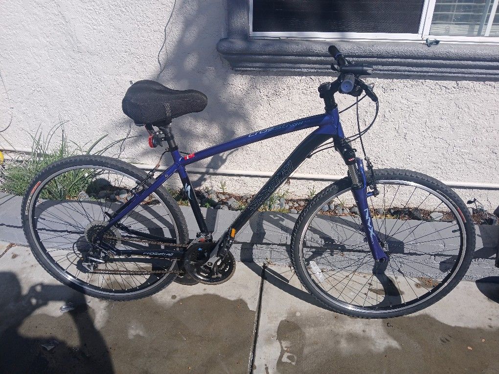 Specialized 700c Crosstrail Sport Hybrid Bike 