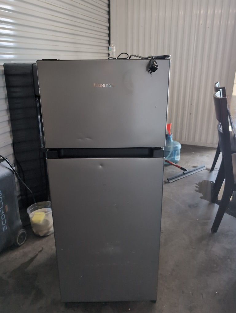 Hisense 4.4 cu.ft Freezer/ Refrigerator 
