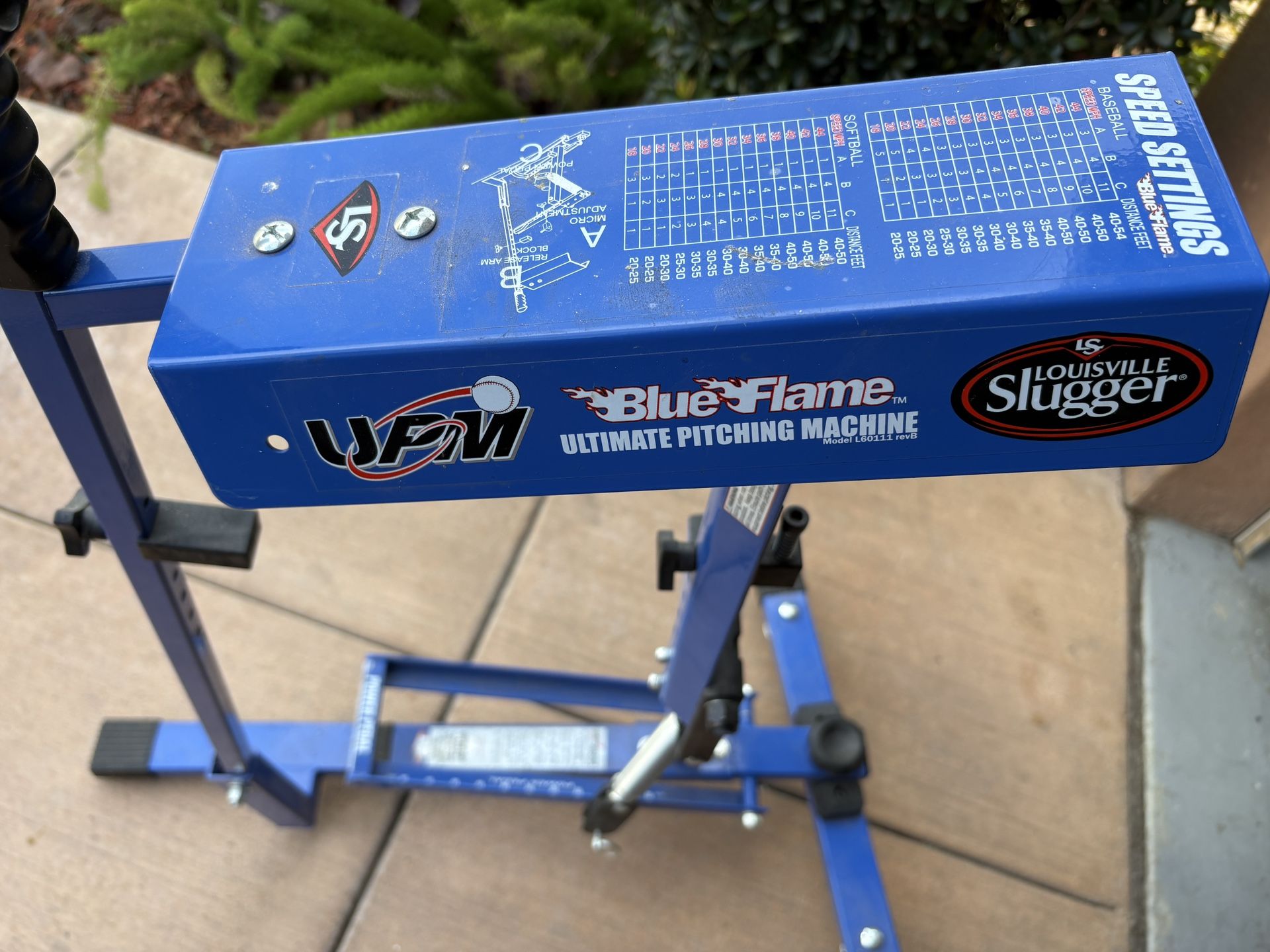 Louiseville Slugger blue Flame Pitching Machine