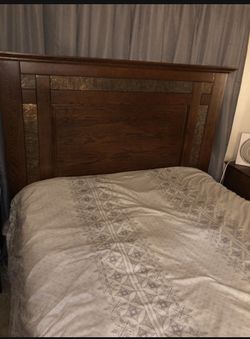 Queen Bedroom Set With Copper Design 