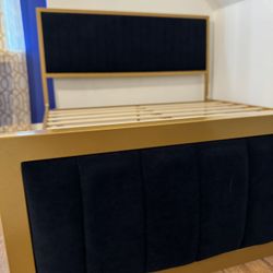 ✨QWEEN BED FRAME✨