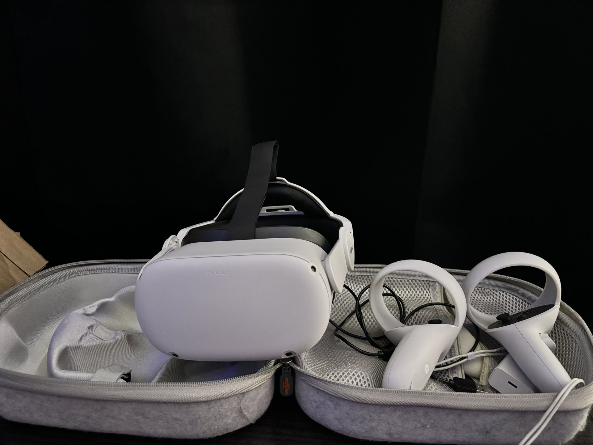 Oculus Quest 2 Vr Headset Including Case 