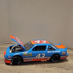 Pontiac Grand Prix #43 Diecast Car