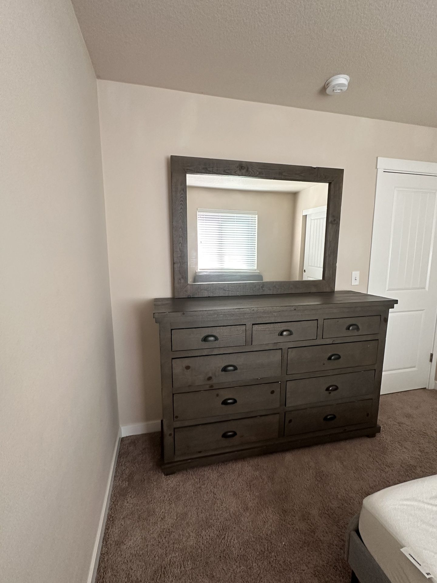 Drawer Dresser With Mirror 