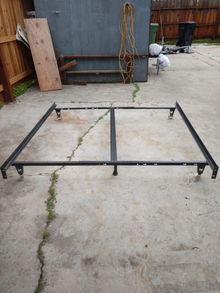 Universal California king metal bed frame x condition!