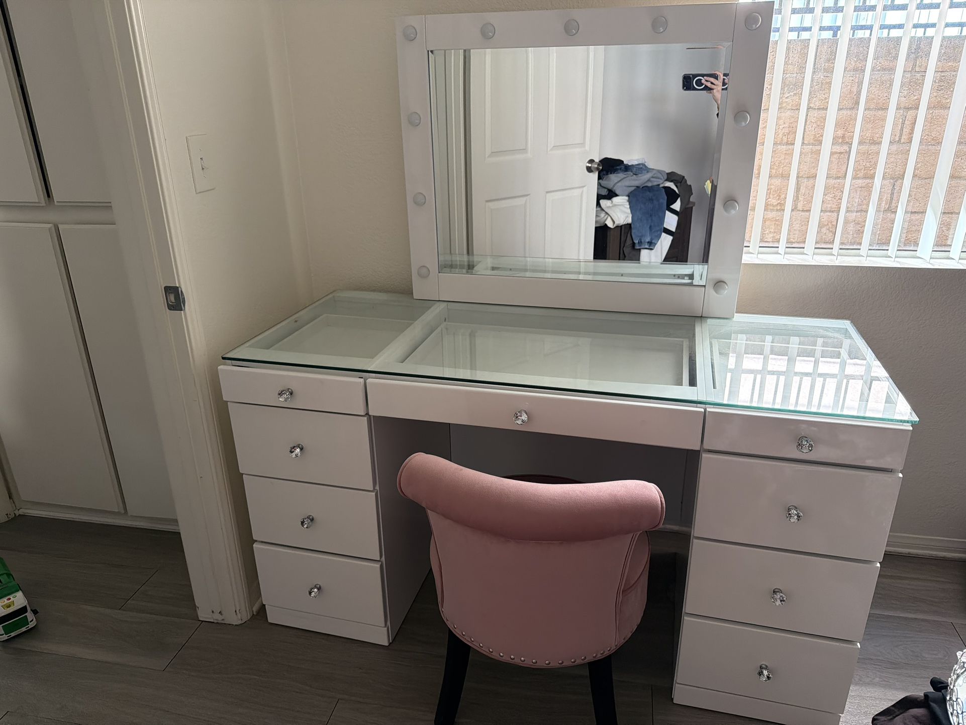 Make Up Vanity With Chair