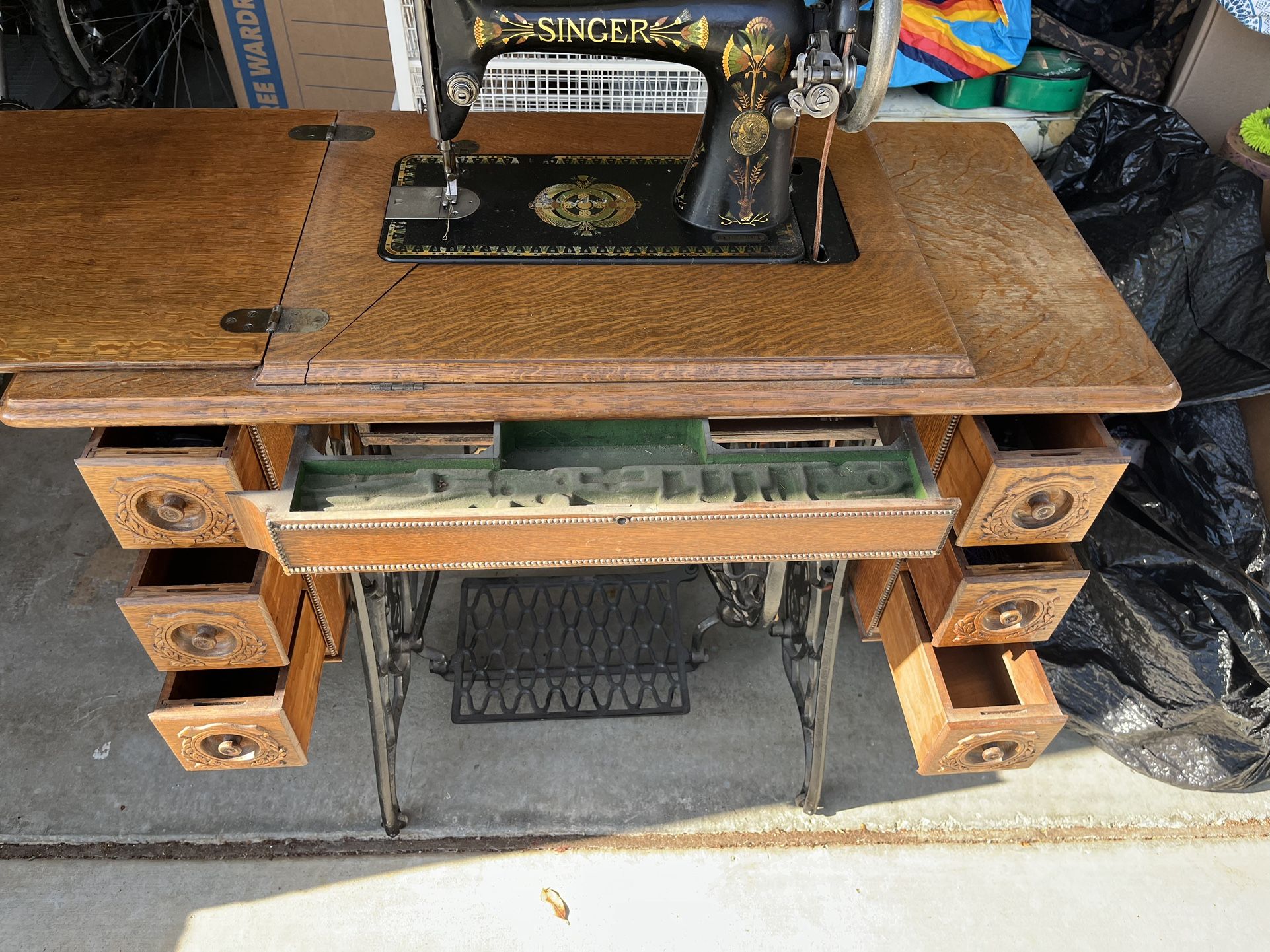 1907 Singer Sewing Machine With Cabinet