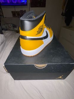 Black and yellow og pollen Jordan 1