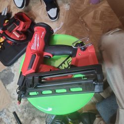 Milwaukee M18 FUEL 16-Gauge Cordless Finish Nailer (2841-20) – Tool Only – Used
