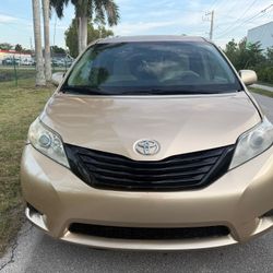 2011 Toyota Sienna LE $5800