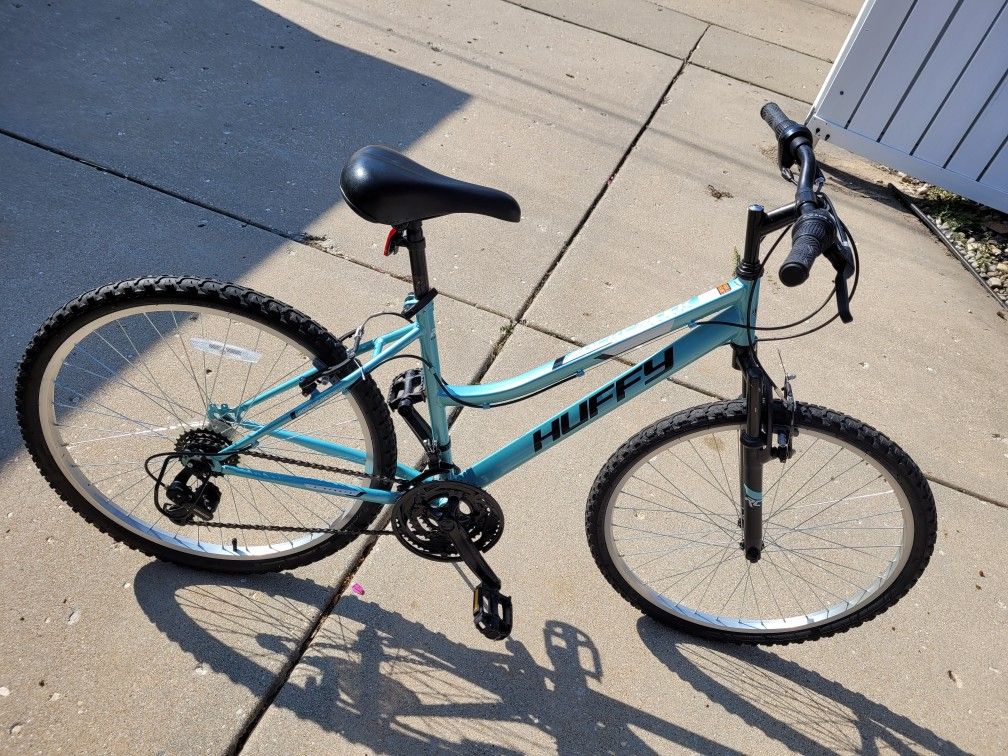 HUFFY ROCK CREEK ALL TERRAIN 17INCH FRAME SHIMANO EQUIPPED TUNED UP AND READY 26X1.95 TIRES BICYCLE WORKS AS IT SHOULD USED A FEW TIMES Well Kept