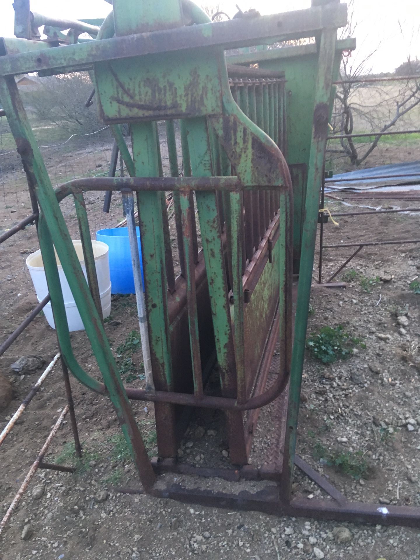 Cattle squeeze chute