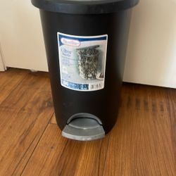 20 Galon Plastic Trash Can With Footstep