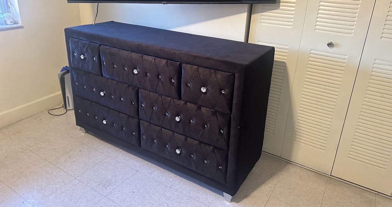 Black & Diamond Tufted Dresser