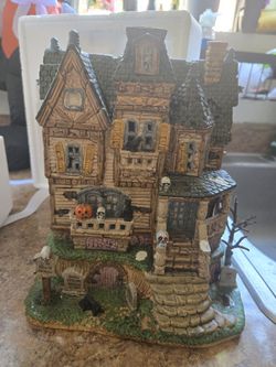 Lemax Spooky Town -the Haunted Knoll