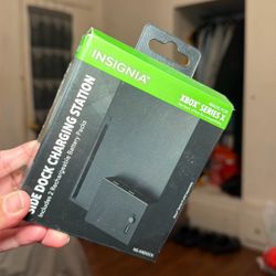 Insignia Side Dock Charging Station