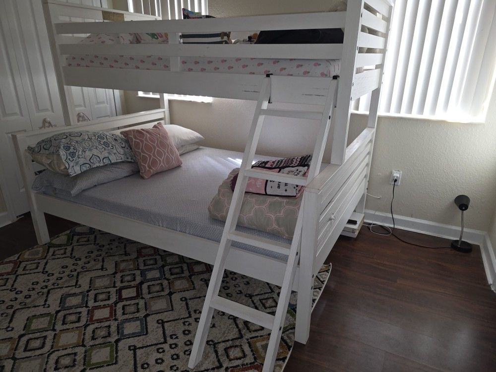 Twin & Full White Bunk Bed In Very GOOD CONDITION 