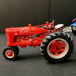 McCormick Farmall Metal Red Trackter 