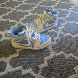 Jordan 1 Mid SE toddler shoes in the "White/Legend Blue" colorway. 