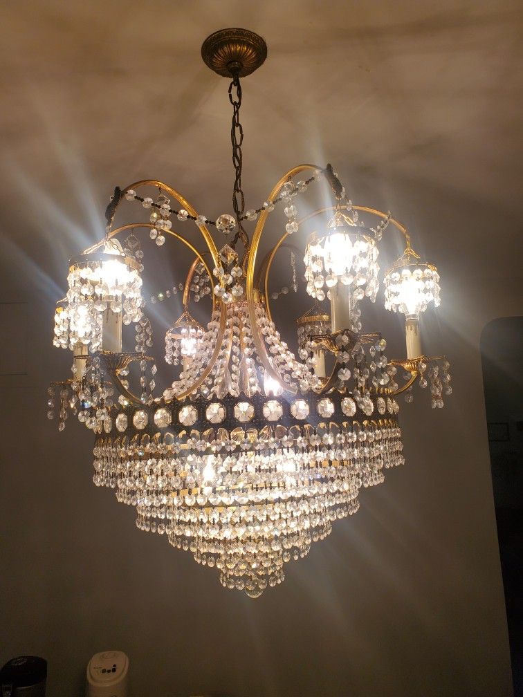 Beautiful Vintage 6 Light Chandelier