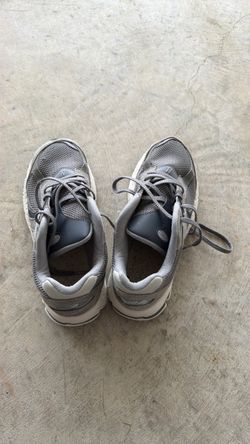 Tennis shoes