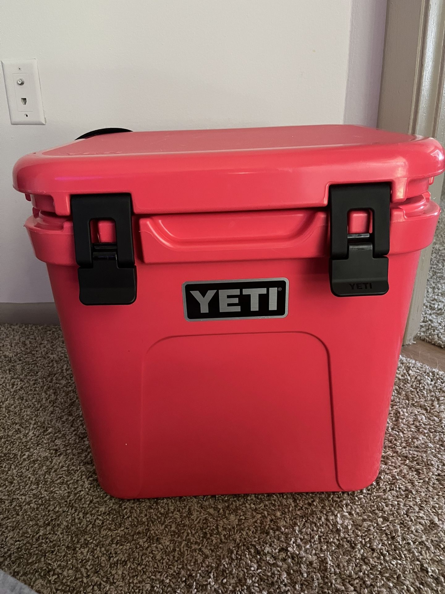 YETI Roadie 24 Cooler - Bimini Pink