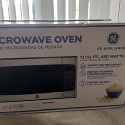 GE (General Electric) Brand New 1.1 Cu Ft Microwave 