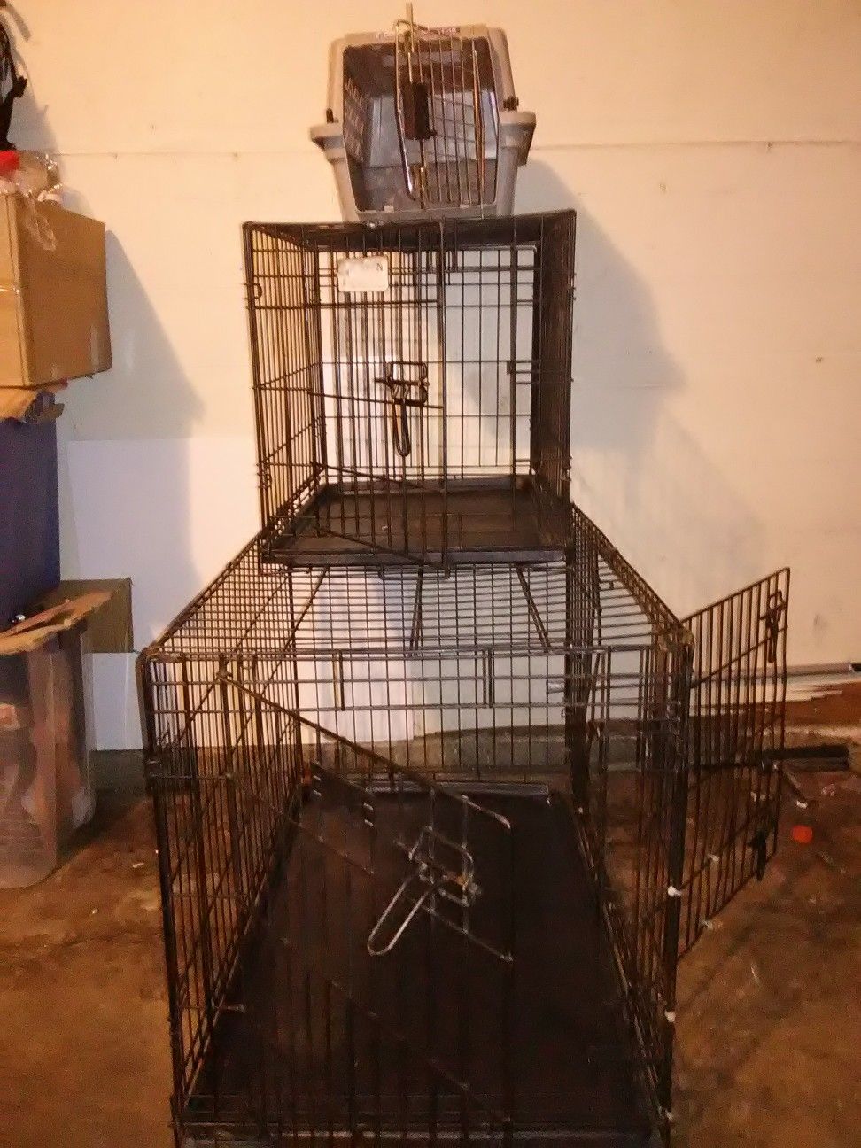 3 pet kennels. 1small pet carrier(19"L-12"w-10"h),1heavy duty medium dog kennel(24'L-17"w-19"h) . 1Lge h.d. dog knl(36"L-22"w-24"h) good condition