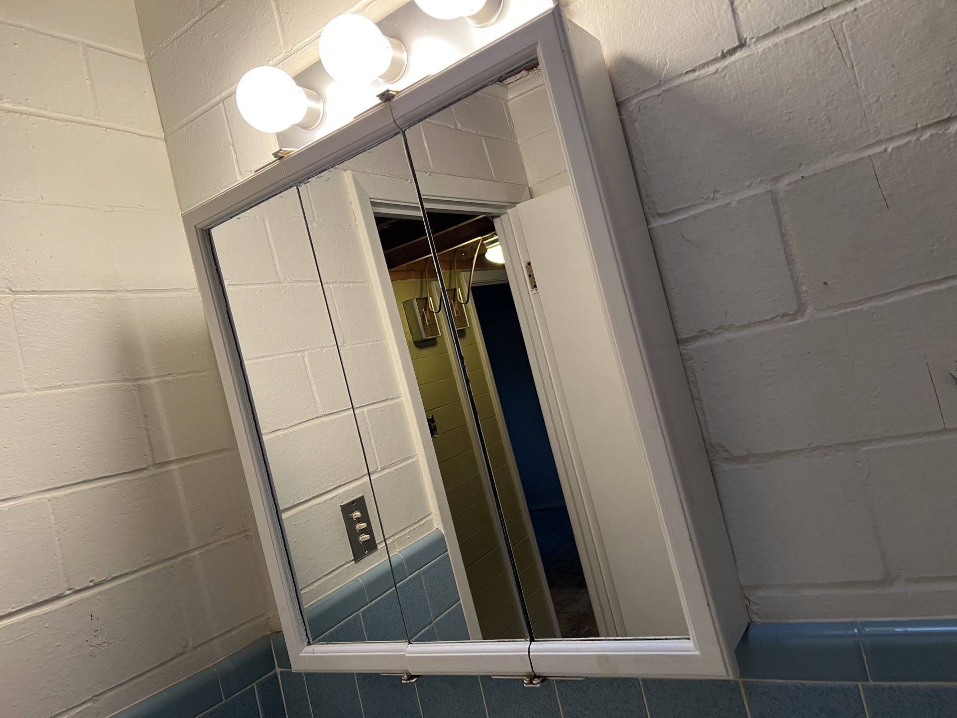 BATHROOM VANITY MEDICINE for Sale in La Vernia, TX OfferUp