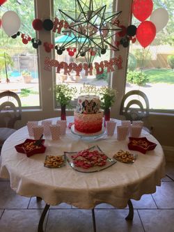 Minnie Mouse party decorations