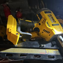 Dewalt  20v  Brushless  Nailer 