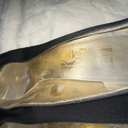 Women’s Ferragamo sleek -8B -black linen flats.