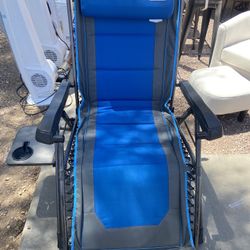 Oversized Gravity Chair  W Cup Holder Table