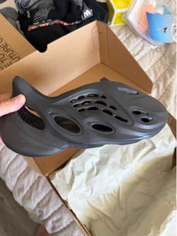 Yeezy Foam Runner Carbon Size 9