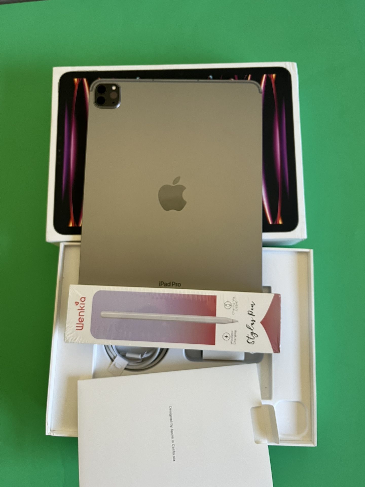 Apple iPad Pro 11” 4th generation (M2 Chip) 128GB WiFi + Cellular / unlocked with keyboard and pencil
