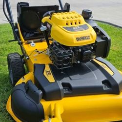 DEWALT GAS 28"IN 224 CC SELF PROPELLED LANW MOWER LIKE NEW NO BAG 