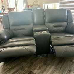 SOUTHERN MOTION leather Loveseat With Console Hospitality store Plant city power &mobile charger