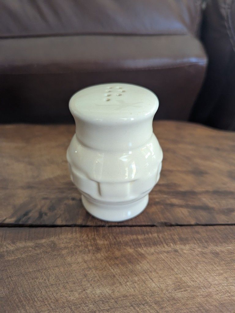 Longaberger Pepper Shaker. Ivory. Comes With Certificate Of Authenticity