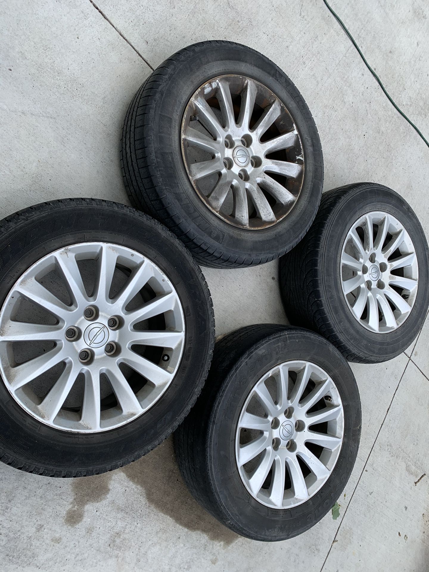 Chrysler 300 Stock Rims and Tires